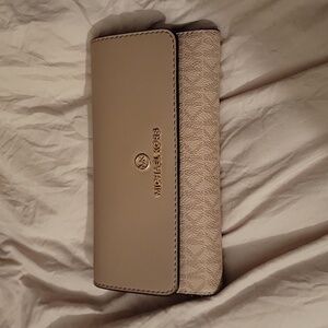 Pink Michael Kors wallet. Great condition, lightly used.